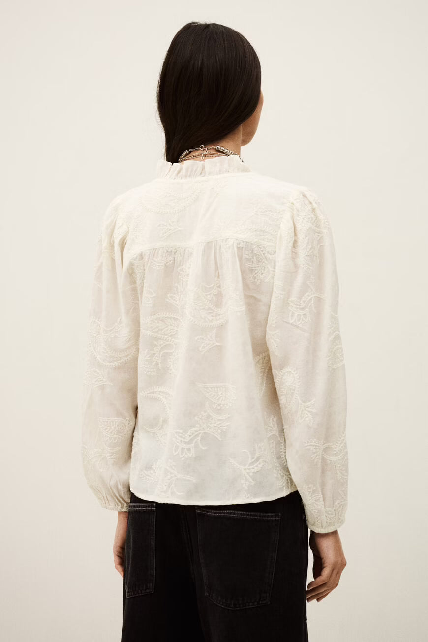Blusa com bordados