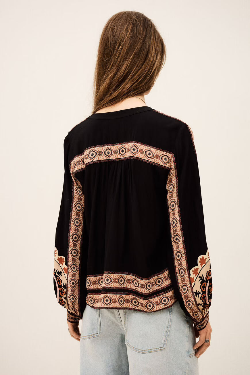 Blusa estampada e larga