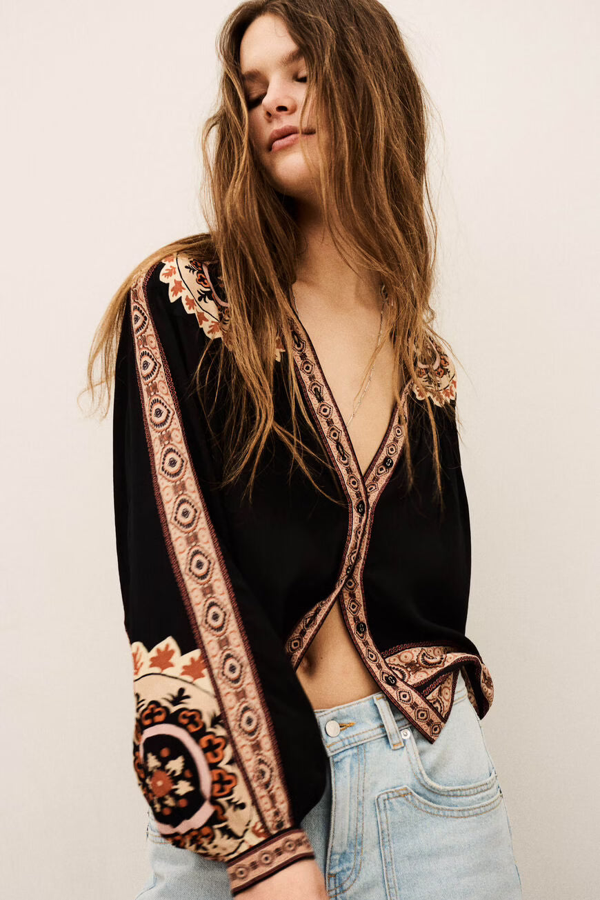 Blusa estampada e larga
