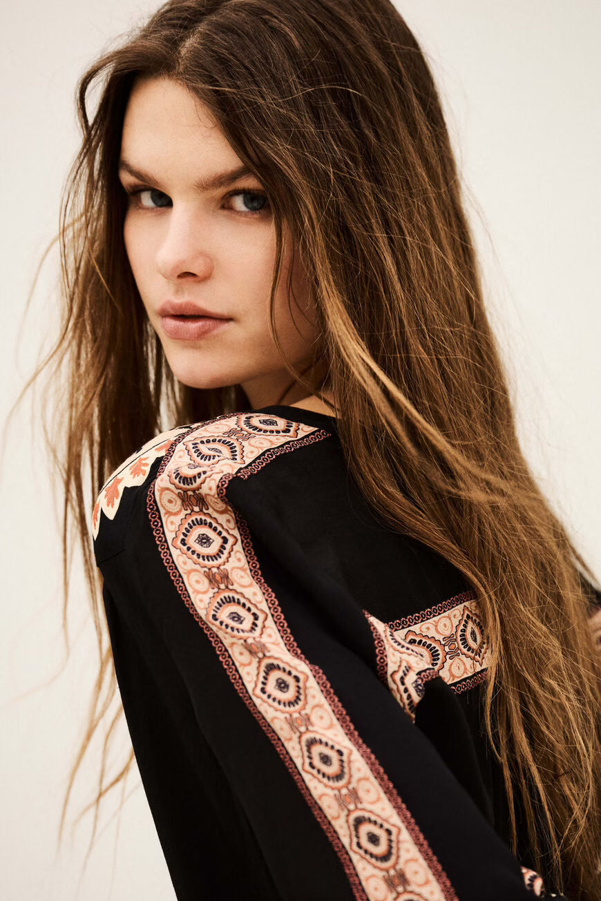 Blusa estampada e larga