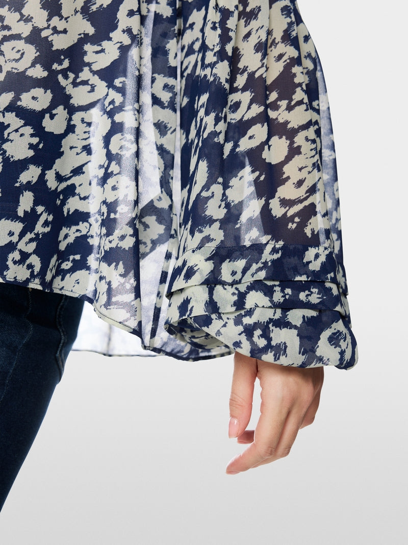 Blusa em tecido fluido estampada