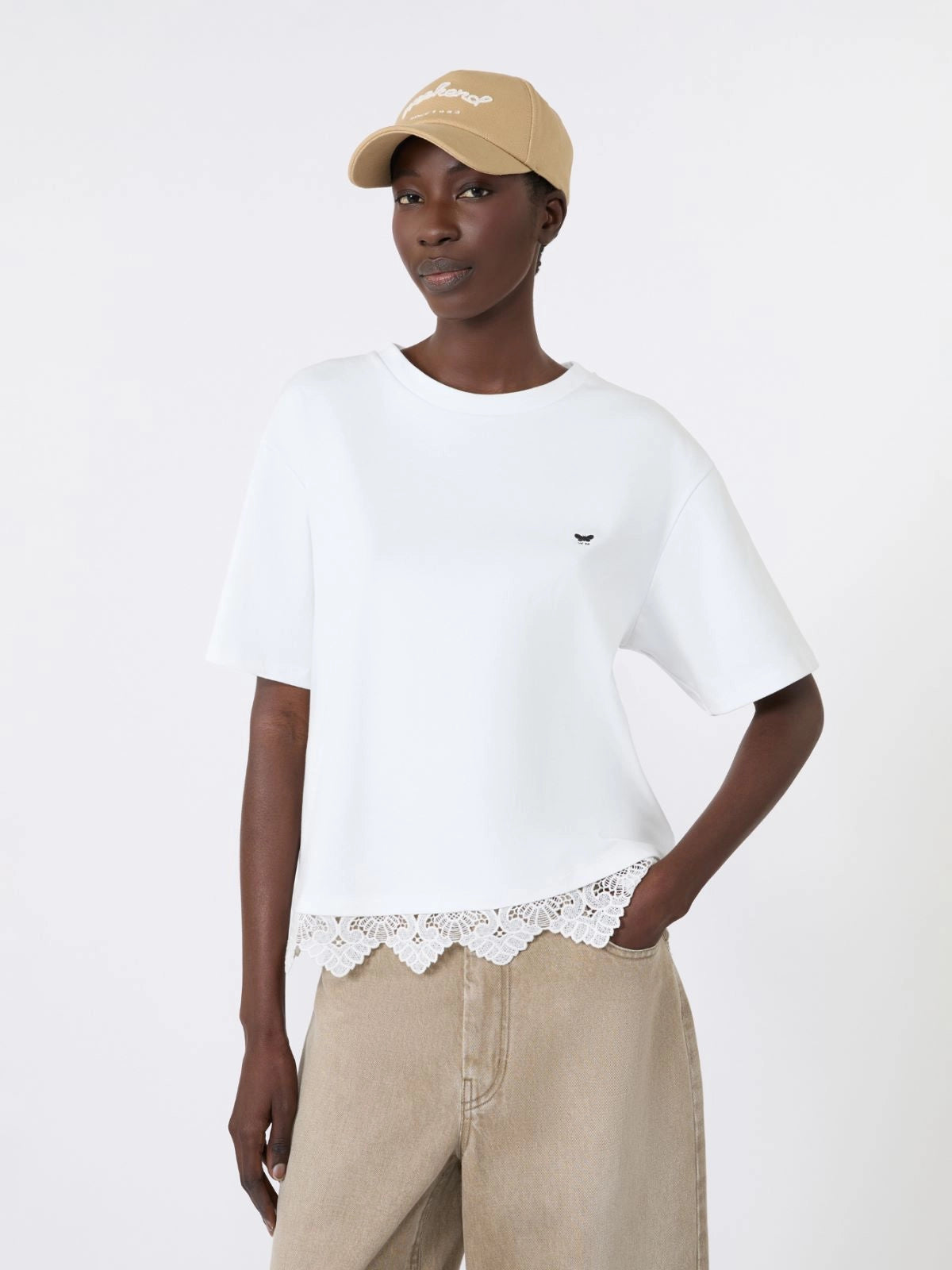 T-shirt em algodão com renda
